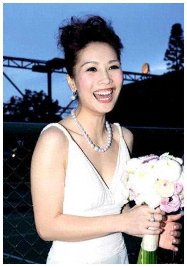 标题：香港明星袁彩云庆祝结婚15年：爱情的马拉松，幸福娱乐圈。-第1张图片-欧陆平台